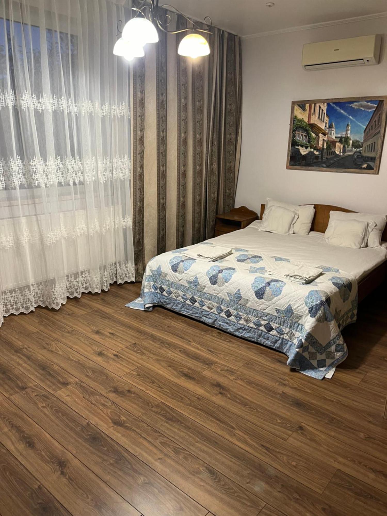 Adonis Hotel Uzjhorod Eksteriør billede