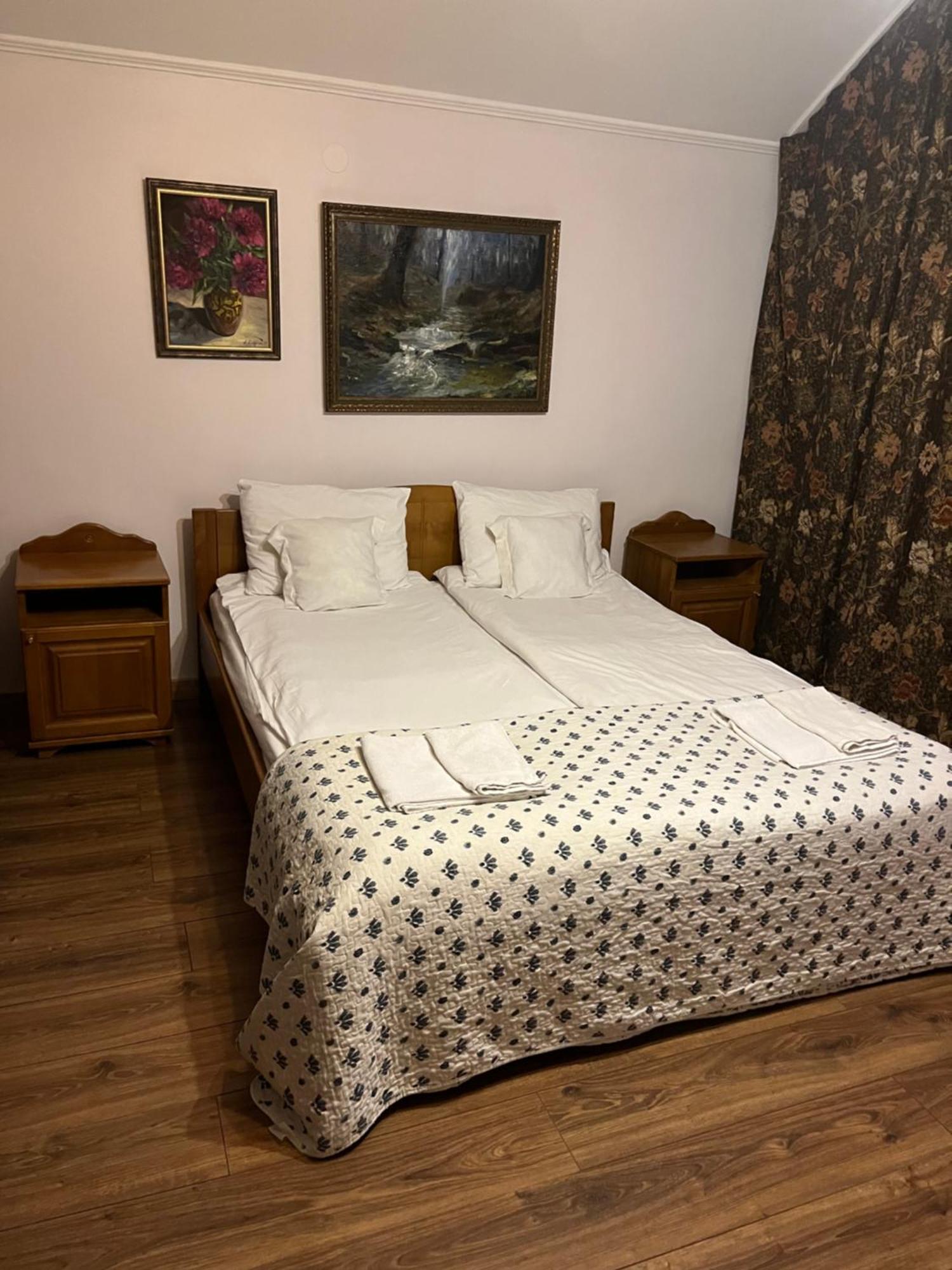 Adonis Hotel Uzjhorod Eksteriør billede