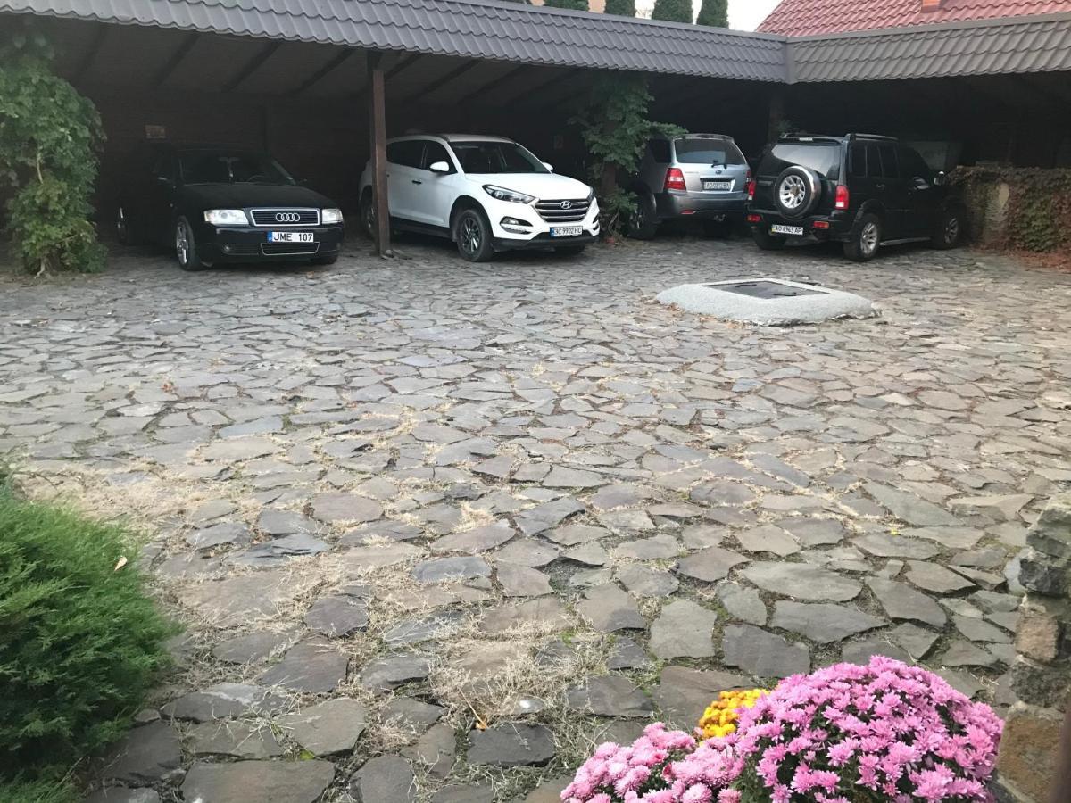 Adonis Hotel Uzjhorod Eksteriør billede